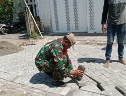 Pererat Kebersamaan, Babinsa Manyar Turun Langsung Pasang Paving Bersama Warga