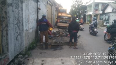 Foto : Satgas Pemkot Surabaya Melakukan Pembersihan Sampah di Saluran Air