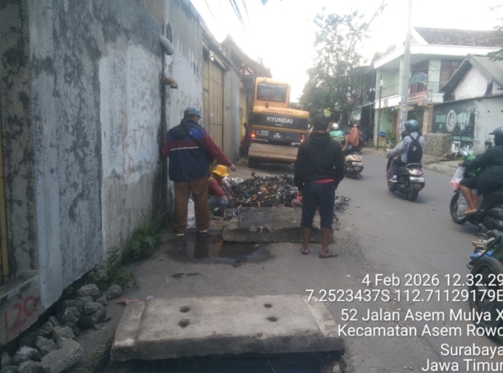 Foto : Satgas Pemkot Surabaya Melakukan Pembersihan Sampah di Saluran Air