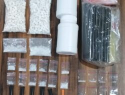 Polrestabes Surabaya Amankan 2 Tersangka Pengedar Narkoba,109gr Sabu dan 2.000 Pil LL Disita