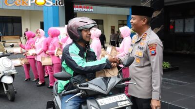 Polres Tulungagung Berbagi Takjil Tebar Kebaikan di Bulan Ramadhan