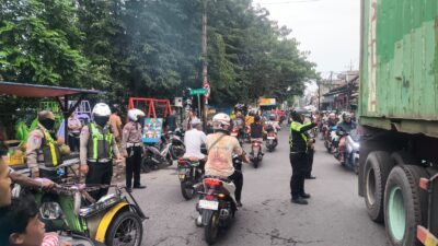 Satlantas Polres Tanjung Perak Beri Teguran Keras 25 Sopir Truk yang Langgar Jam Operasional