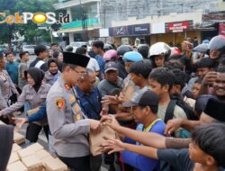Polres Situbondo Bersama Insan Pers Berbagi Takjil Ratusan Bungkus Habis Dalam 10 Menit