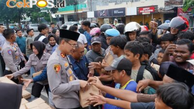 Polres Situbondo Bersama Insan Pers Berbagi Takjil Ratusan Bungkus Habis Dalam 10 Menit