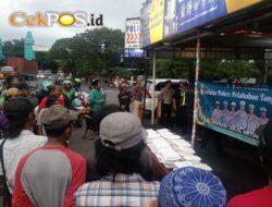 Satlantas Polres Pelabuhan Tanjung Perak Berbagi Takjil, Tebar Kebaikan di Bulan Ramadan