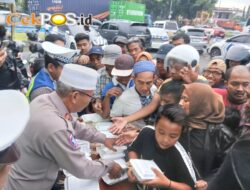 Sambil Berbagi Rezeki, Satlantas Polres Tanjung Perak Ingatkan Pengendara Tertib Berlalu Lintas