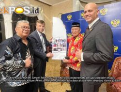 Semakin Mesra, PPWI dan Kedubes Rusia Bertukar Cenderamata