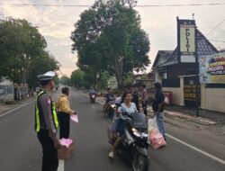 Berbagi Ratusan Paket Takjil: Sinergi Humanis Kepolisian, LSM GMBI dan Insan Media