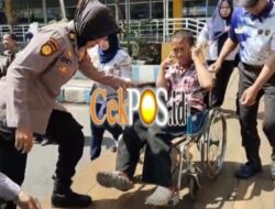 Sigapnya Polwan Polresta Sidoarjo Bantu Disabilitas di Terminal Purabaya saat Arus Balik
