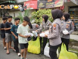 Semangat Ramadhan, Polwan Polres Bondowoso Tebar 500 Takjil di Pasar Induk