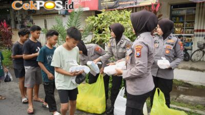 Semangat Ramadhan, Polwan Polres Bondowoso Tebar 500 Takjil di Pasar Induk