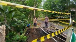 Polres Lumajang Pasang Police Line Tangani Longsor di Tempursari Kendaraan Berat Dilarang Melintas