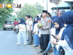 Jalin Sinergitas, Kapolres Bangkalan Bagi Bagi Takjil Bersama Mahasiswa di Depan Pos Pandabah Kamal