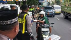 Satlantas Polres Pelabuhan Tanjung Perak Bagikan 150 Takjil di Jalan Perak Timur, Ajak Warga Tertib Lalu Lintas