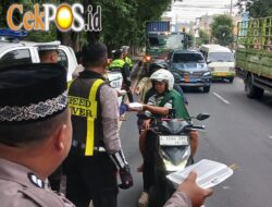 Satlantas Polres Pelabuhan Tanjung Perak Bagikan 150 Takjil di Jalan Perak Timur, Ajak Warga Tertib Lalu Lintas