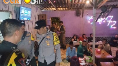 Cipta Kondisi Ramadan, Polsek Kenjeran Amankan Miras dari Dua Kafe di Pesisir Tambak Wedi Surabaya