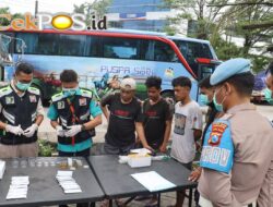 Pastikan Keselamatan Perjalanan Polres Tanjung Perak Cek Urine 43 Sopir Truk dan Bus Jelang Mudik Lebaran. 