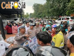 Bentuk Rasa Syukur, Personel Satlantas Polres Tanjung Perak Rutin Berbagi Takjil di Bulan Ramadan
