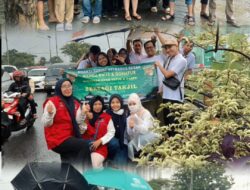 Diguyur Hujan, KSH Bagikan 2.026 Paket Takjil dari Warga RW15 Medokan Ayu Surabaya telah habis hitungan menit