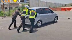 Respons Cepat Polantas Gresik Bantu Kendaraan Pemudik Mogok di Sembayat
