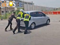 Respons Cepat Polantas Gresik Bantu Kendaraan Pemudik Mogok di Sembayat