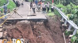 Polres Probolinggo Beri Bantuan Pipa Air Bersih Pascalongsor di Lumbang