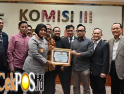 Komisi III DPR RI Beri Penghargaan ke Kapolres Metro Bekasi atas keberhasilan mengawal konflik antara Warga dengan Pengembang secara damai.
