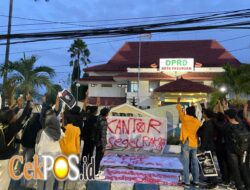 Gedung DPRD Kosong, Mahasiswa Pasuruan Murka: Segel Kantor dan Nyatakan Mosi Tidak Percaya