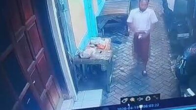 CCTV Rekam Aksi Pencuri Berkedok Undangan, Dua Pelaku Bobol Rumah Warga di Pengampon, Ponsel Baru Raib Saat Korban Terlelap