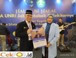 Rektor UNRI Prof. Sri Indarti Hadiri Halal Bi Halal IKA UNRI di Tangerang, Terima Kalender PPWI Go To UN 2026
