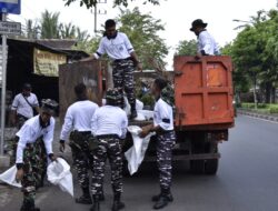 Semarak Hardikal ke-80, TNI AL dan Warga Surabaya Bersatu Bersihkan Kota