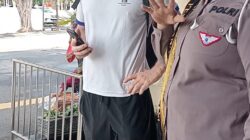 Polwan RTMC Ditlantas Polda Jatim Layani WNA dengan Humanis dan Fasih Berbahasa Inggris