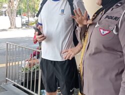Polwan RTMC Ditlantas Polda Jatim Layani WNA dengan Humanis dan Fasih Berbahasa Inggris