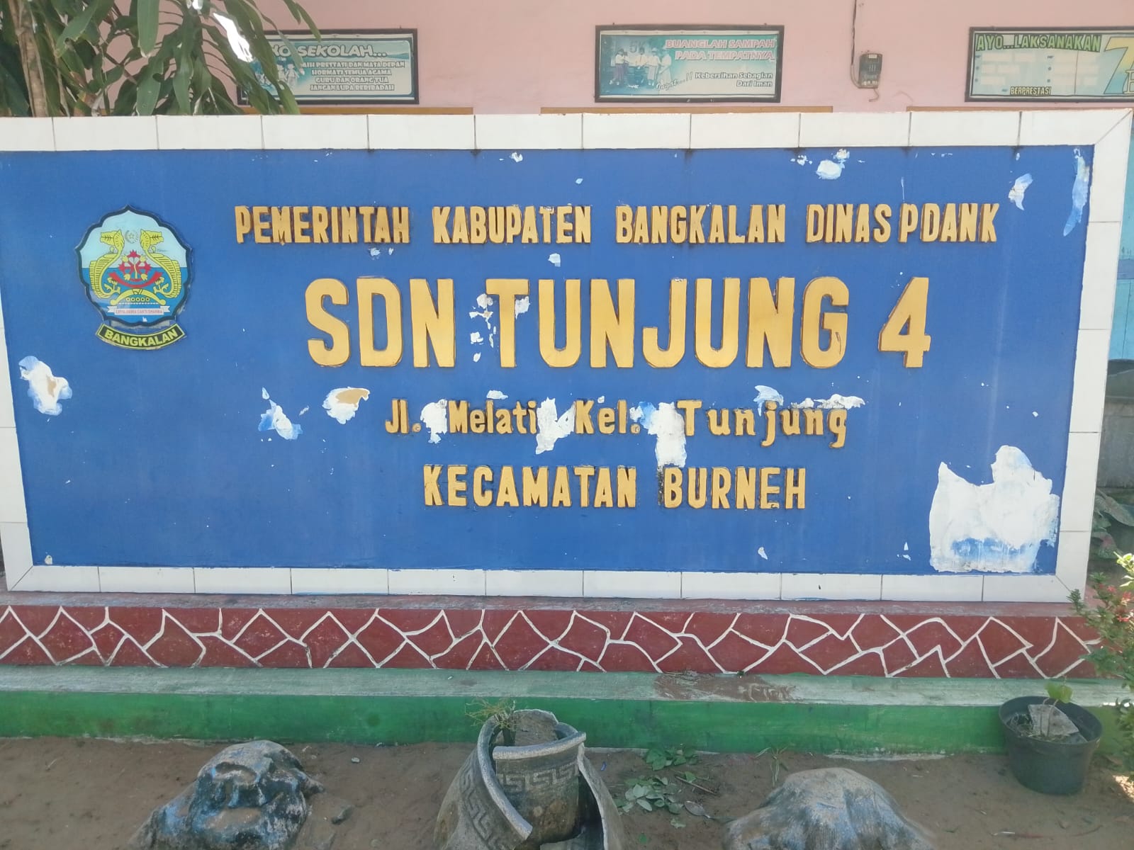 Foto : Salah satu atap sekolah SDN Tunjung 4 Bangkalan Jebol