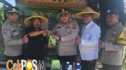 Dukung Asta Cita Presiden, Polsek Kenjeran Salurkan Bantuan Bibit dan Obat Hama ke Poktan Nandur Makmur.