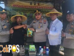 Dukung Asta Cita Presiden, Polsek Kenjeran Salurkan Bantuan Bibit dan Obat Hama ke Poktan Nandur Makmur.