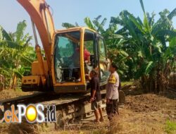 Percepat Masa Tanam, Polres Pelabuhan Tanjung Perak Kerahkan Ekskavator Olah Lahan Pascapanen