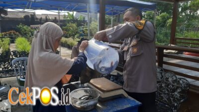 Sinergi Polsek Krembangan dan KWT Dorang Cinta Panen Lele, Dukung Ketahanan Pangan Nasional