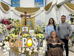 Surabaya berduka,Pengacara muda  Martin Tokan S. H., M. H berkunjung Ke rumah Duka sampaikan belasungkawa.