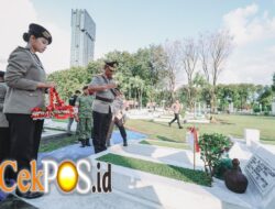 Polda Jatim Ziarah dan Tabur Bunga di TMP, Kenang Jasa Pahlawan Jelang Hari Bhayangkara ke-80