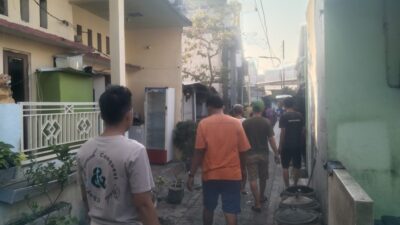 Foto : Puluhan Warga Bogorami RT 01 Melakukan Kerja Bakti Bersihkan Saluran Air