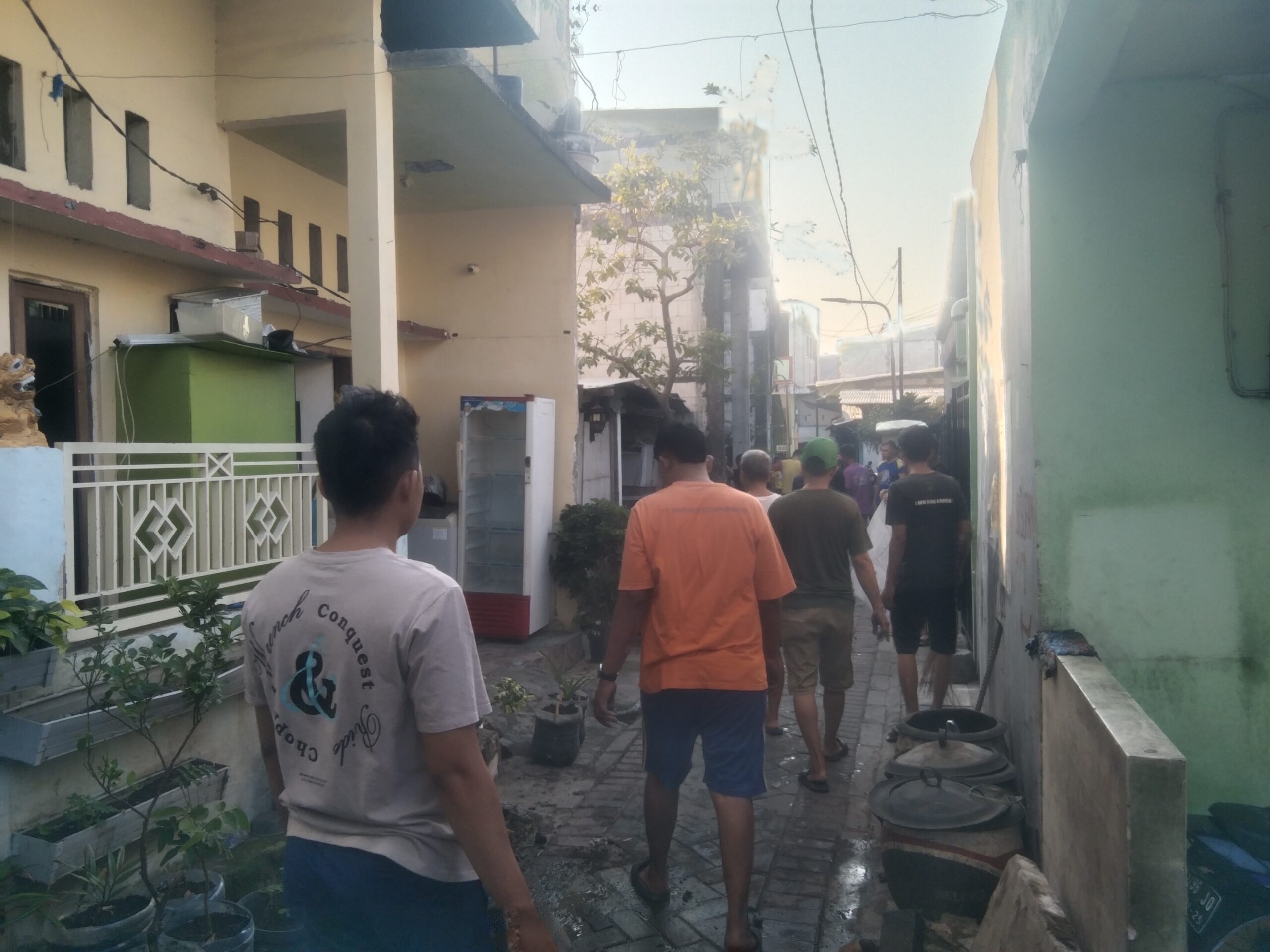 Foto : Puluhan Warga Bogorami RT 01 Melakukan Kerja Bakti Bersihkan Saluran Air