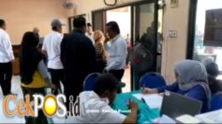 Kepala Desa Hardi Dampingi Warga Rekam IKD, KTP, dan KIA di Balai Desa untuk Jawab Kesenjangan Akses Administrasi