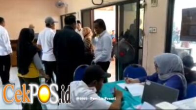 Kepala Desa Hardi Dampingi Warga Rekam IKD, KTP, dan KIA di Balai Desa untuk Jawab Kesenjangan Akses Administrasi