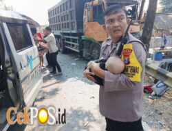 Tuai Pujian Warganet, Aksi Heroik Bhabinkamtibmas Polsek Bagor Selamatkan Bayi Korban Kecelakaan Bus di Nganjuk