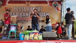 Foto : Dokumentasi Panitia Pesta Rakyat Desa Bangpendah Membacakan Undian Door Prize