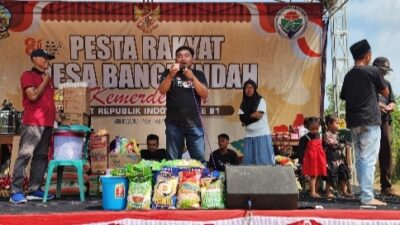 Foto : Dokumentasi Panitia Pesta Rakyat Desa Bangpendah Membacakan Undian Door Prize