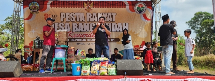 Foto : Dokumentasi Panitia Pesta Rakyat Desa Bangpendah Membacakan Undian Door Prize