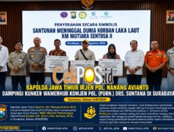Kapolda Jatim Dampingi Wamenhub Serahkan Santunan Korban KM Mutiara Sentosa II