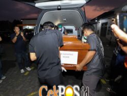 Tim DVI Polda Jatim Serahkan Dua Jenazah Korban KM Mutiara Sentosa II kepada Keluarga